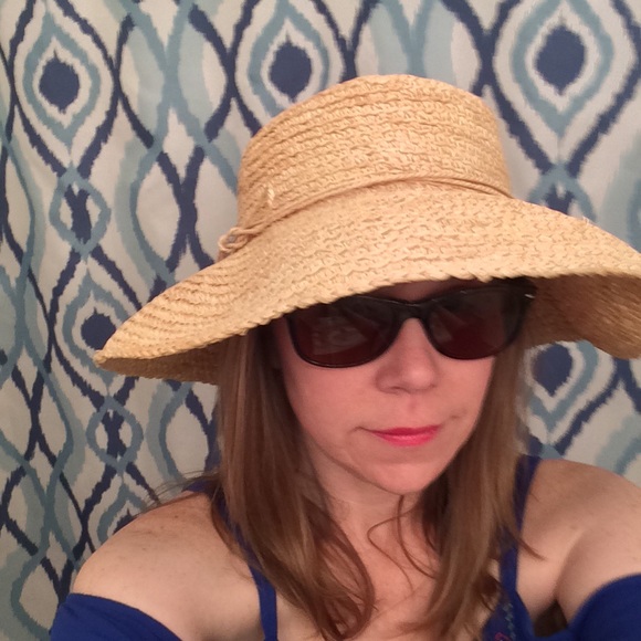 I’m Cindy! I love a good pair of jeans & a pose! - Picture 2 of 3